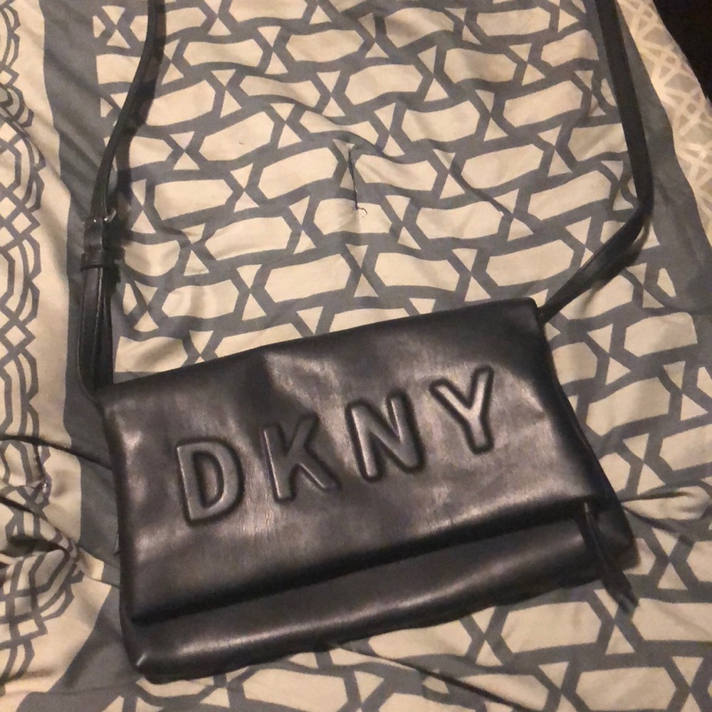 DKNY Tilly Logo Crossbody Clutch 👛👍🏼